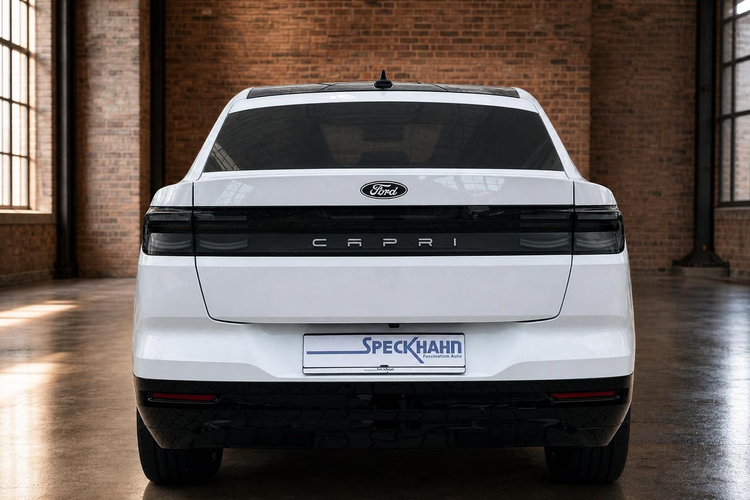 Ford Capri Elektro weiss direkte Heckansicht mit Capri-Schriftzug und Ford-Logo bei Speckhahn