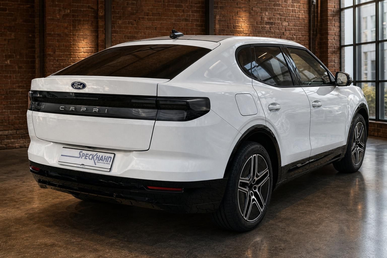 Ford Capri Elektro weiss Heckansicht schraeg links mit LED-Rueckleuchten bei Autohaus Speckhahn