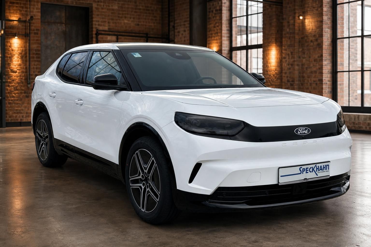 Ford Capri Elektro weiss Frontansicht schraeg rechts im Industrieambiente bei Speckhahn
