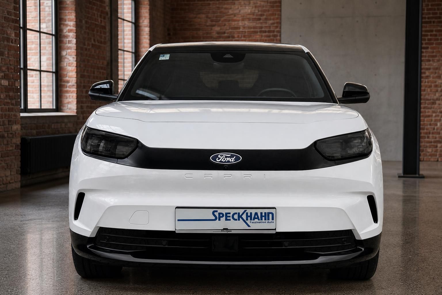 Ford Capri Elektro weiss Frontansicht im Autohaus Speckhahn