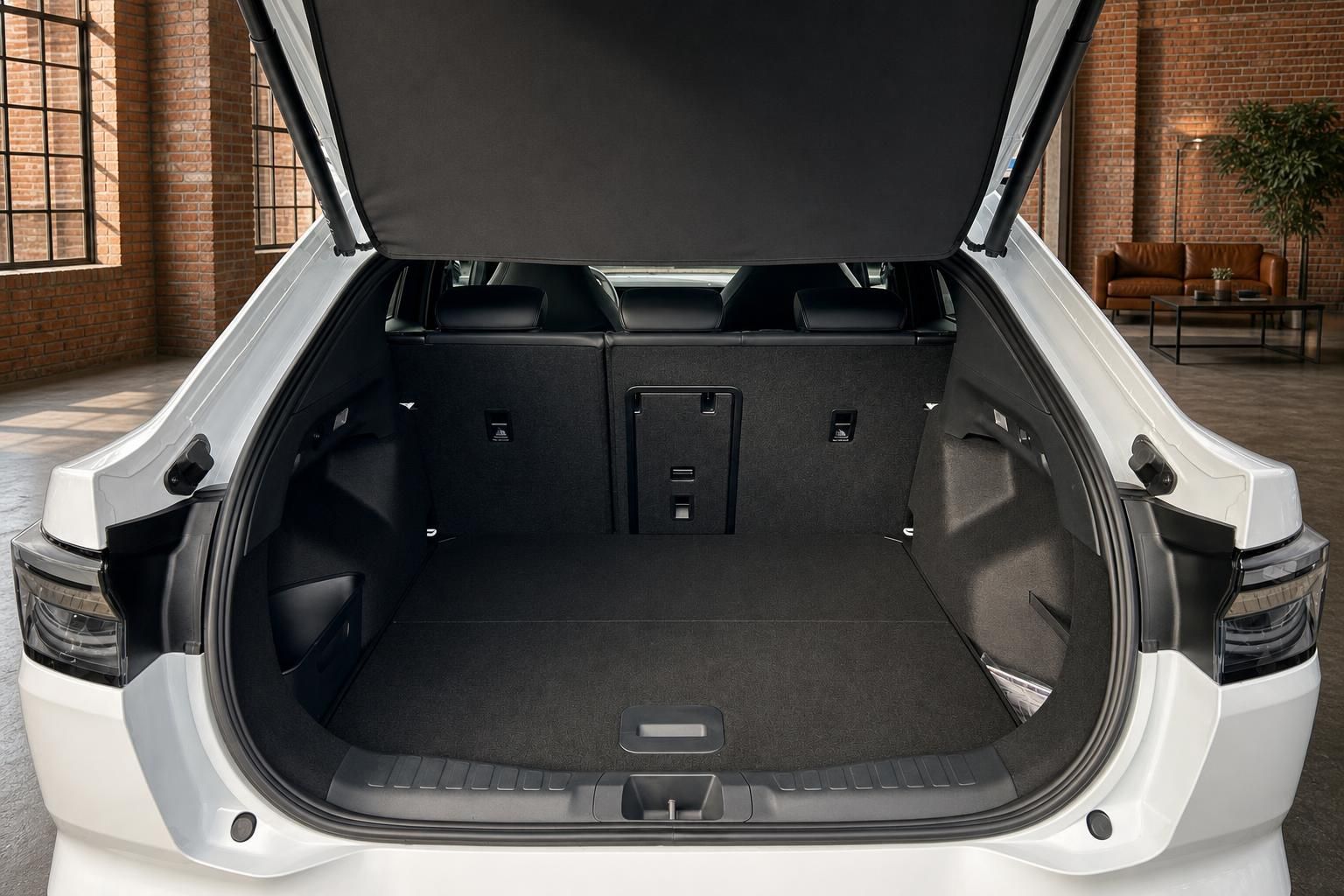 Ford Capri Elektro weiss geoeffneter Kofferraum mit grossem Laderaum