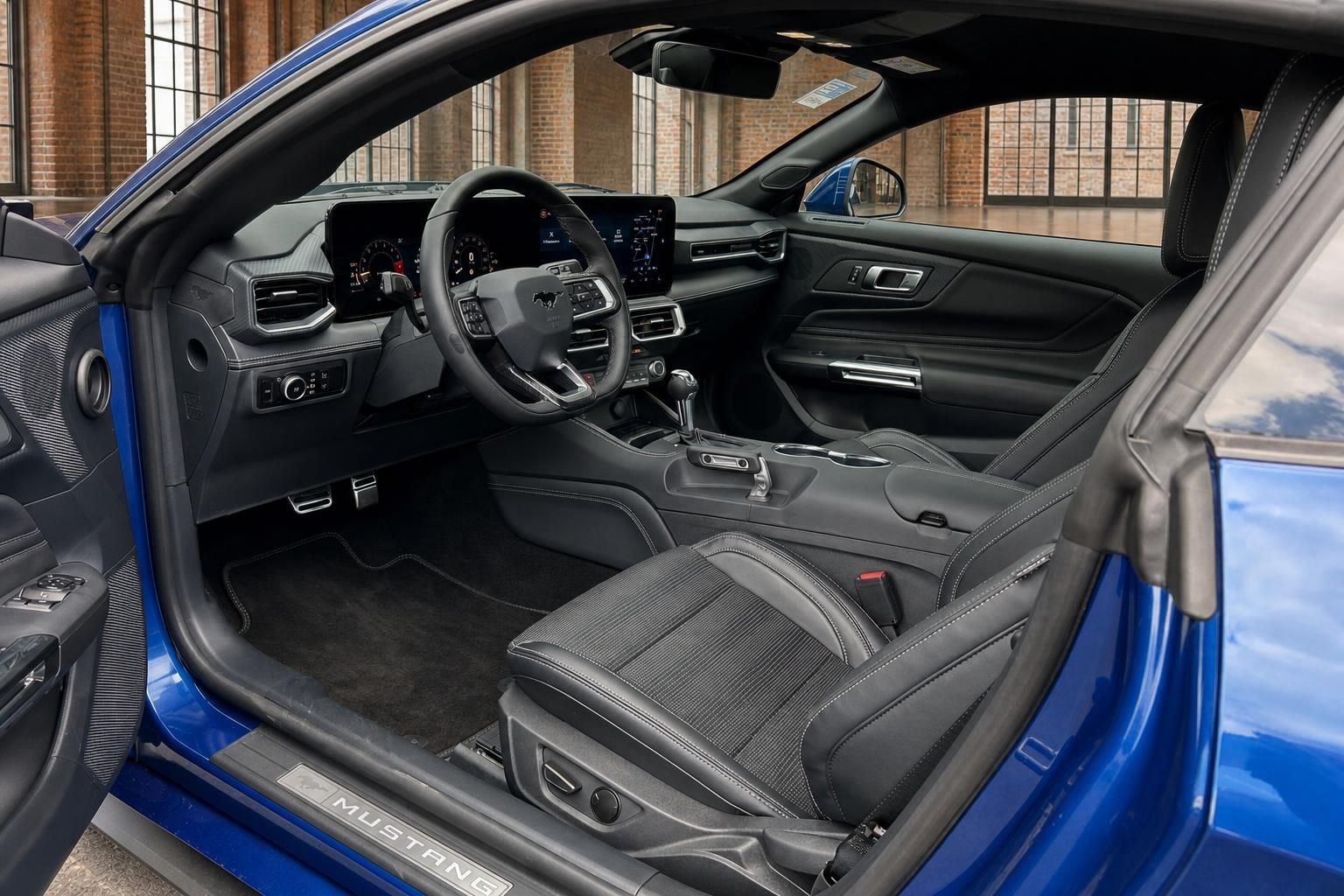 Ford Mustang Innenraum – schwarzes Leder, Sportlenkrad, digitales Cockpit und Schaltgetriebe