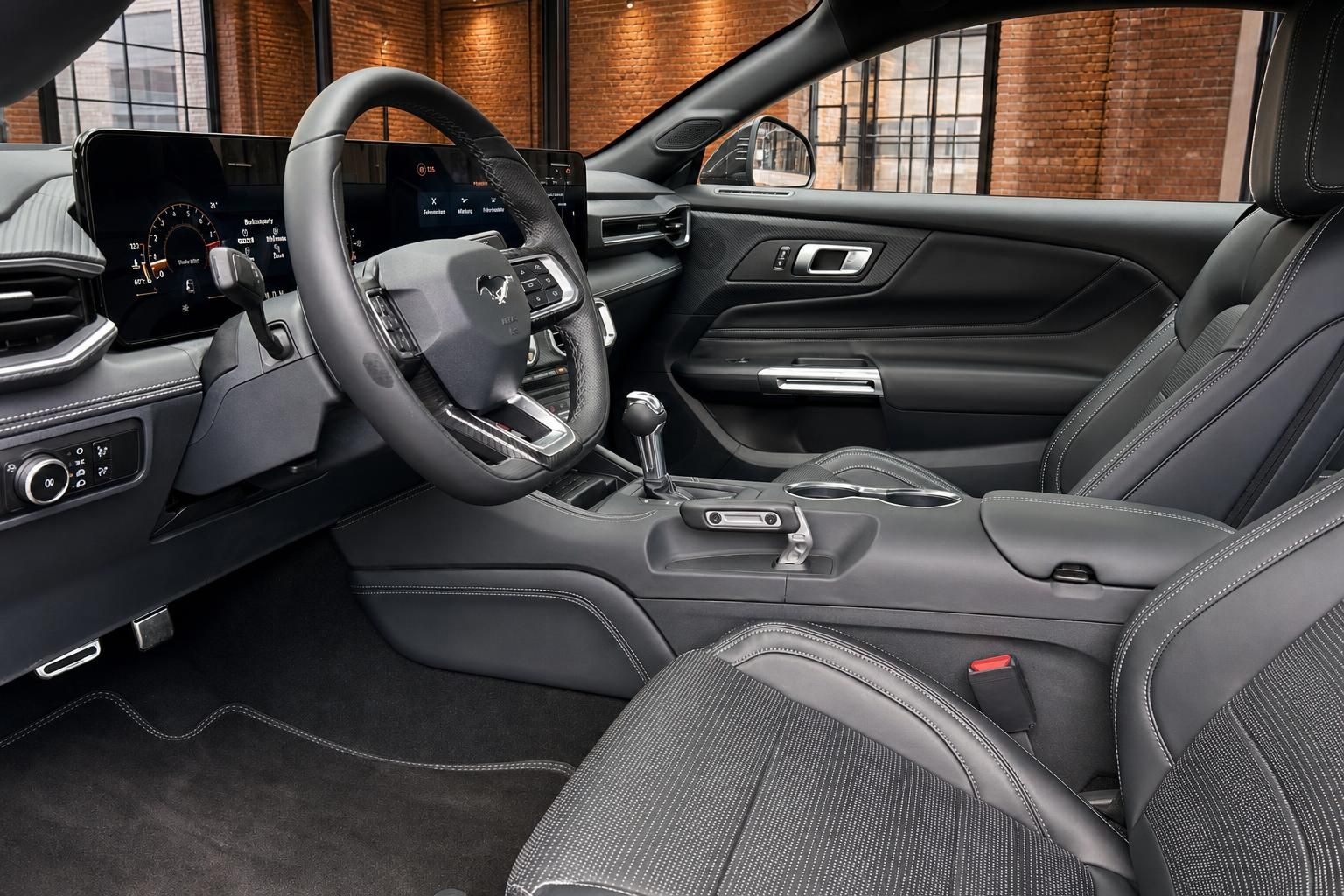 Ford Mustang Innenraum Fahrerseite mit Ledersitzen, Lenkrad und digitalem Cockpit