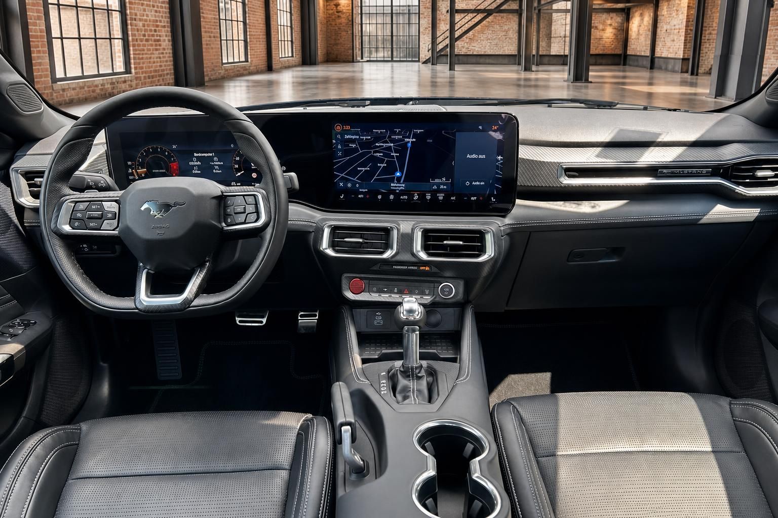 Ford Mustang Innenraum Übersicht mit Armaturenbrett, Infotainment-Display und Schaltgetriebe