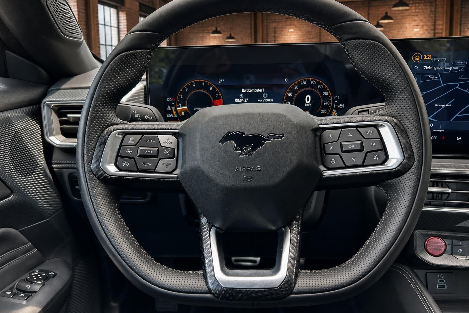 Ford Mustang Lenkrad mit Mustang-Logo, Multifunktionstasten und digitalem Instrumentendisplay