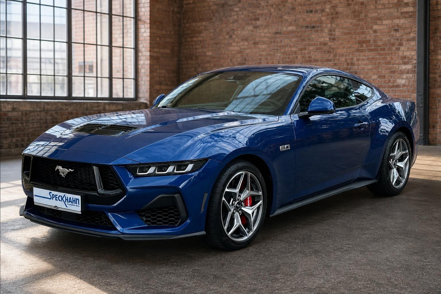 Ford Mustang GT 5.0 blau Frontansicht schräg rechts mit Haube und Sportfelgen