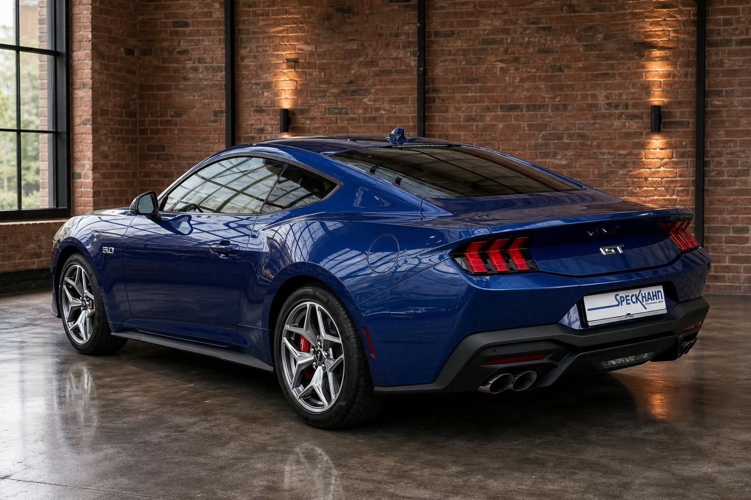 Ford Mustang GT 5.0 blau Heckansicht schräg links mit Sportauspuff und LED-Leuchten