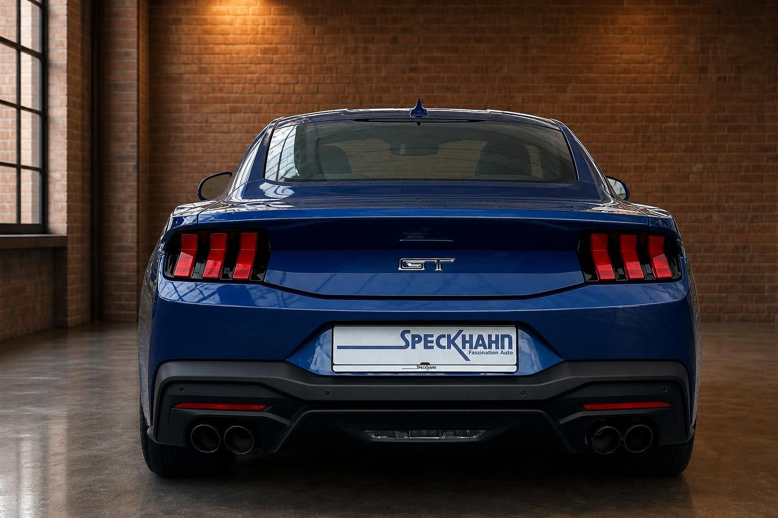 Ford Mustang GT Coupé blau Heckansicht mit LED-Rückleuchten und Quad-Auspuff