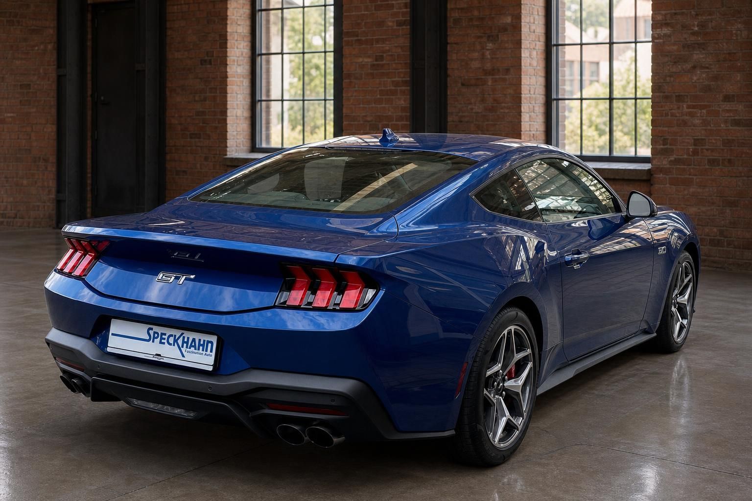 Ford Mustang GT 5.0 blau Heckansicht schräg rechts mit GT-Schriftzug und Sportfelgen