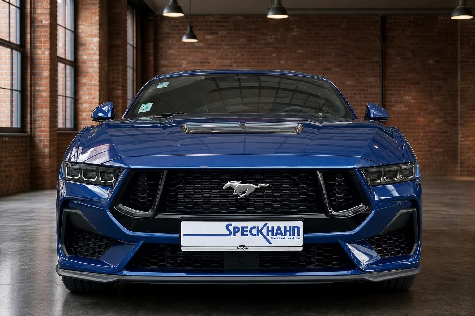 Ford Mustang GT blau – Frontansicht mit Händlerschild Speckhahn, Haube und Mustang-Logo