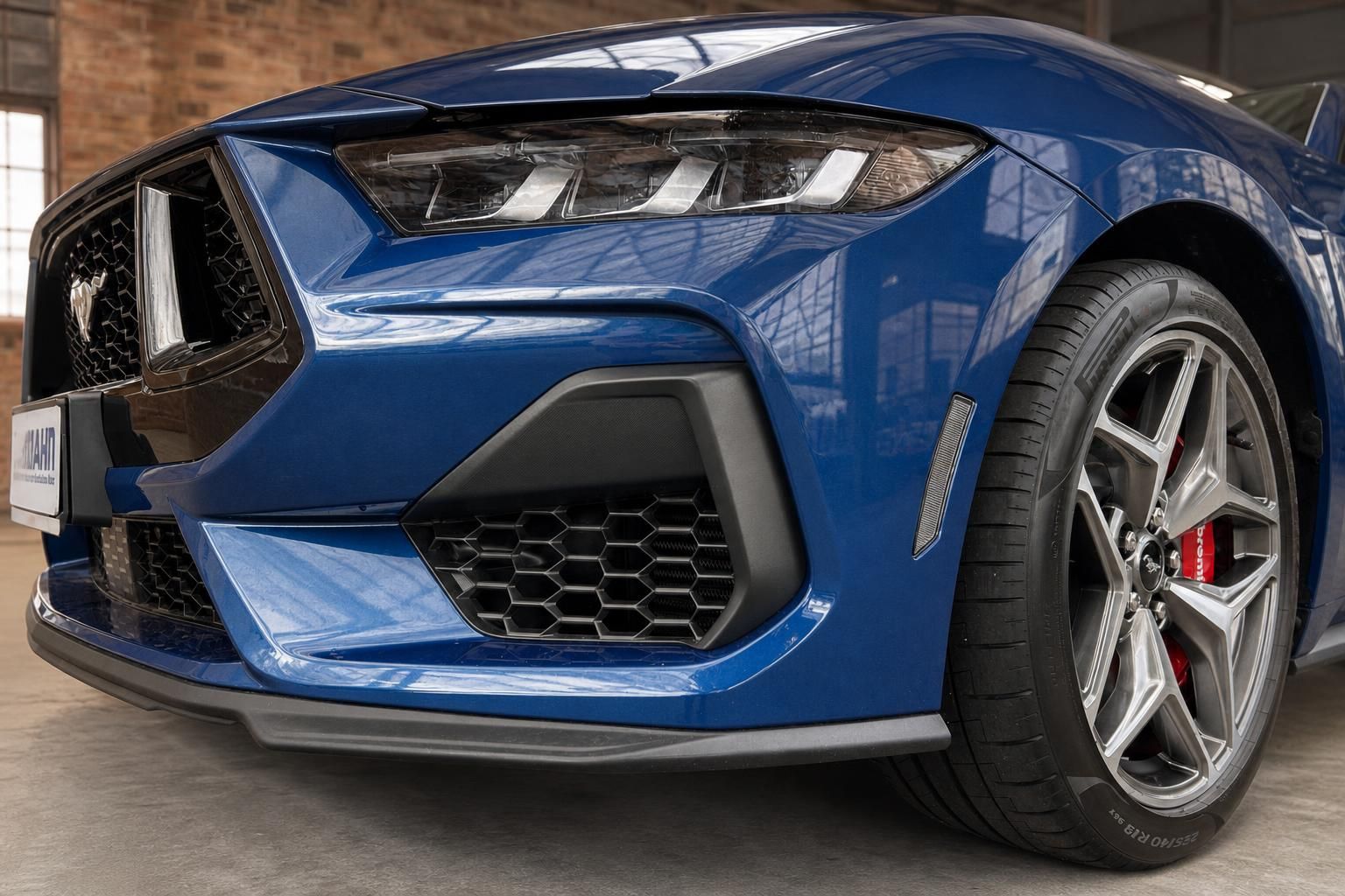 Ford Mustang blau – Frontpartie mit LED-Scheinwerfern, Wabengrill und Brembo-Bremssattel