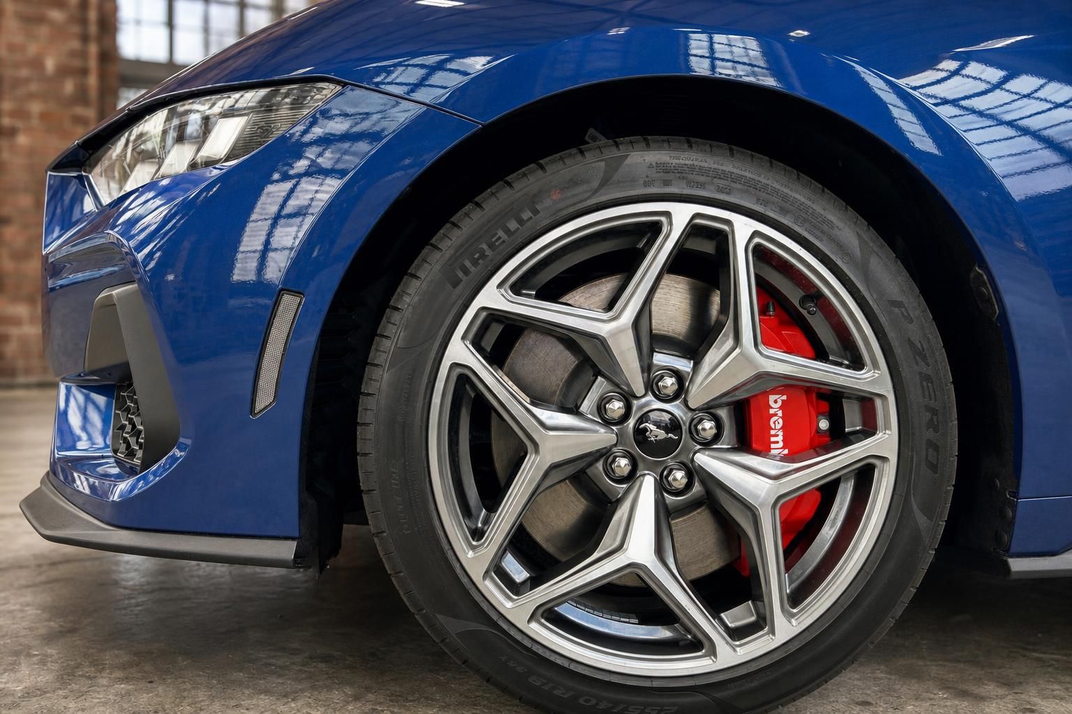 Ford Mustang blau – Detailansicht Felge mit Brembo-Bremssattel und Pirelli-Reifen