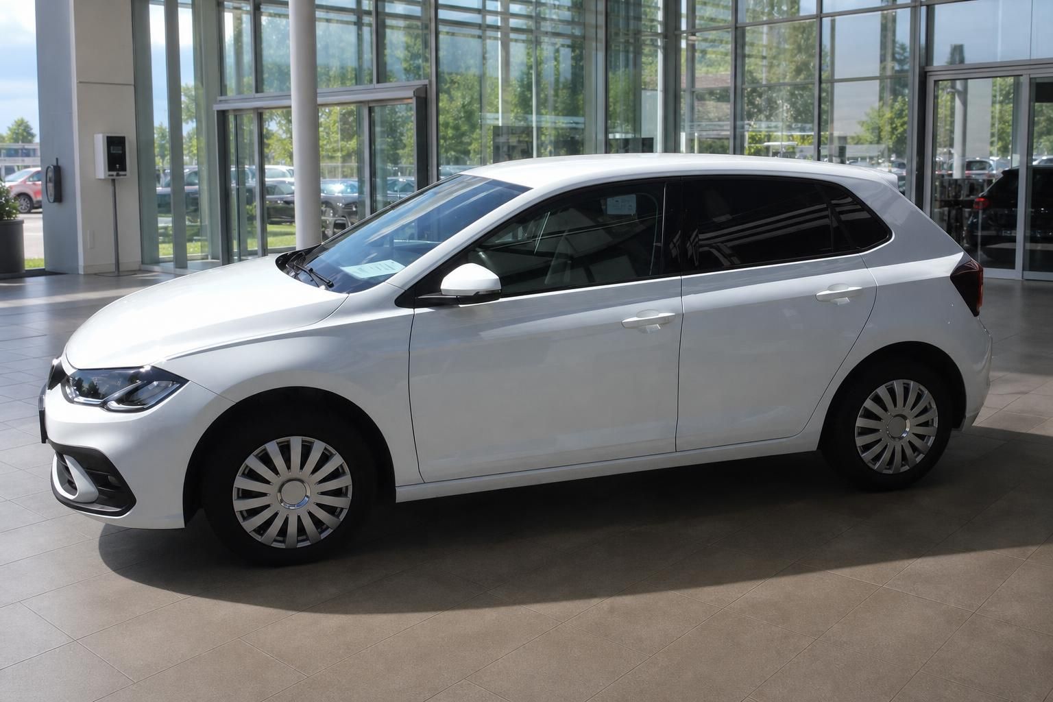 VW Polo weiß Seitenansicht schräg vorne im Autohaus