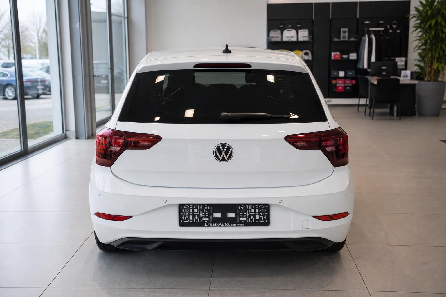 VW Polo weiß Heckansicht mit Rückleuchten im Autohaus