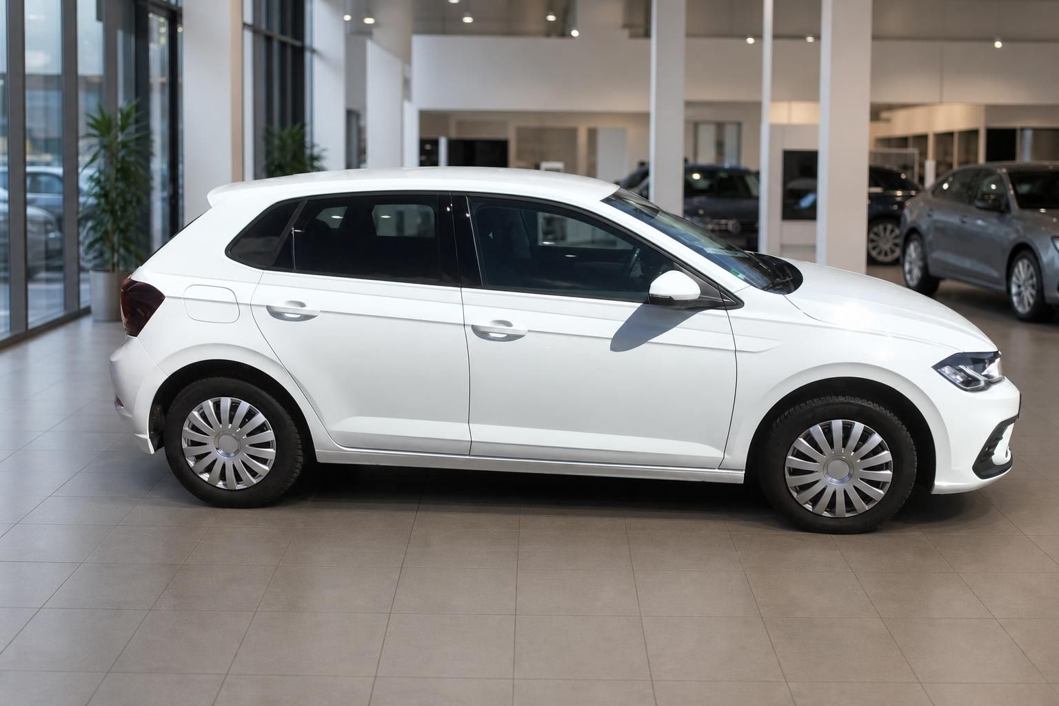 VW Polo weiß Seitenansicht im Autohaus Showroom