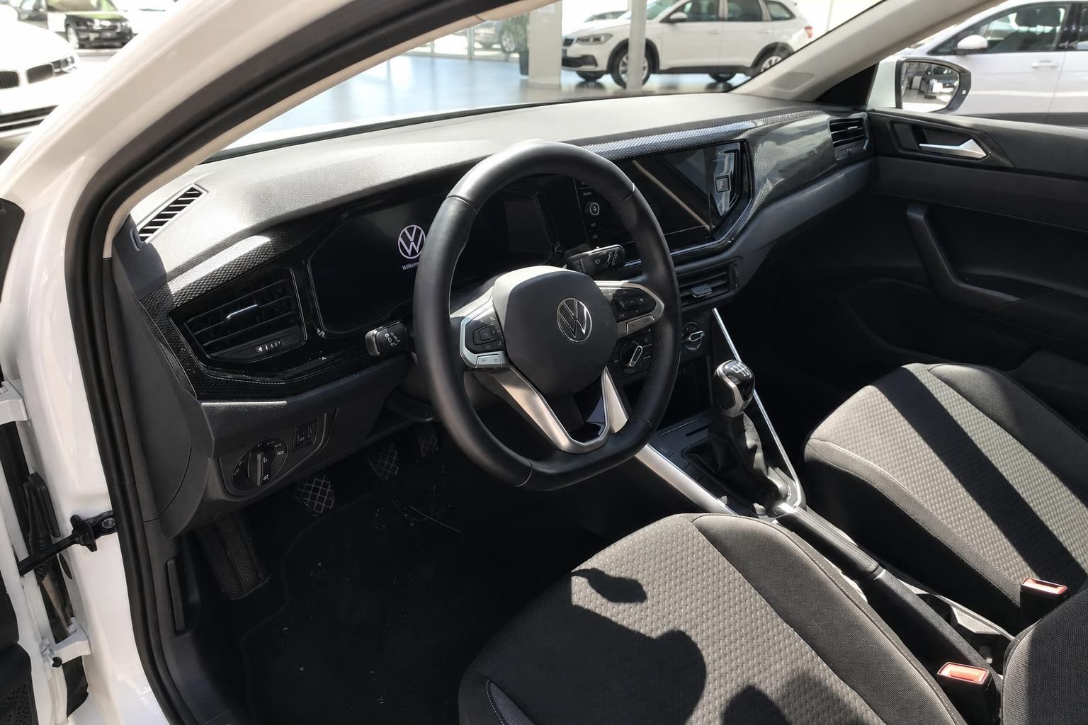 VW Polo Innenraum mit Lenkrad und Cockpit Ansicht