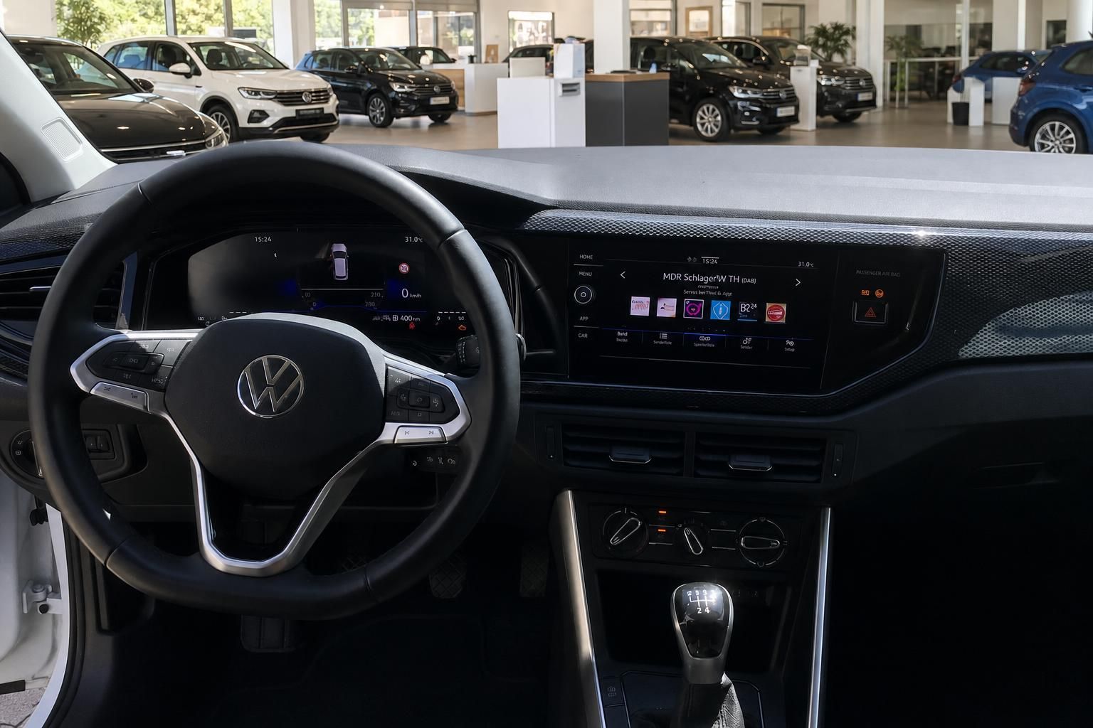 VW Cockpit mit Lenkrad, Digital Cockpit und Infotainment im Autohaus