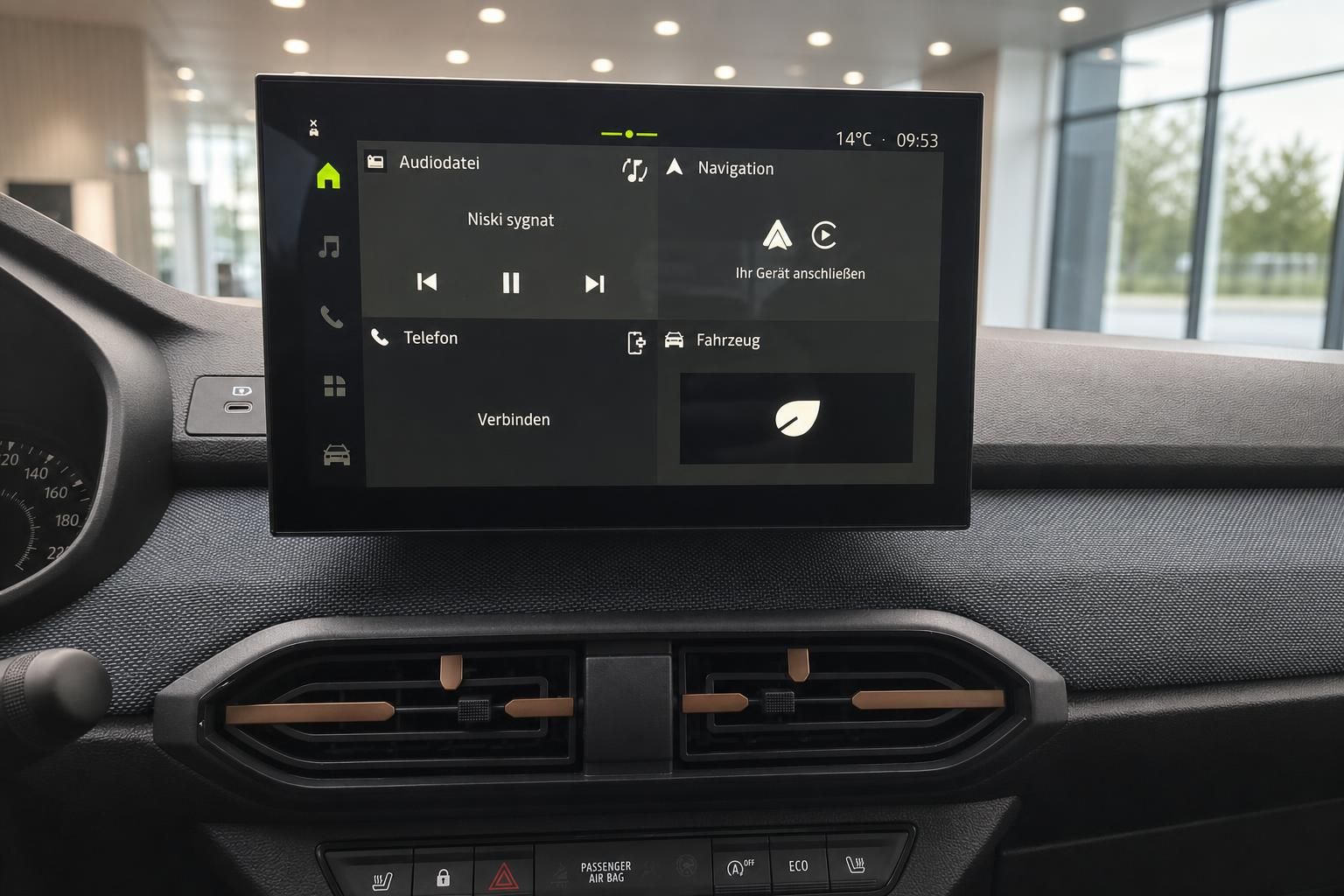 Fahrzeug Infotainment System mit Touchscreen und Navigationsdisplay im Innenraum