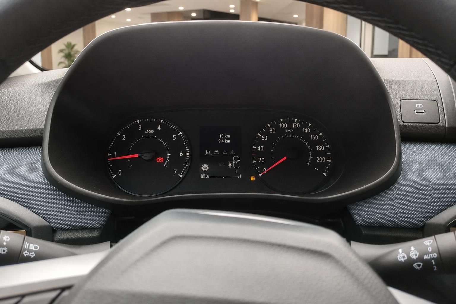 Fahrzeug-Armaturenbrett mit Tacho, Drehzahlmesser und digitaler Kilometeranzeige