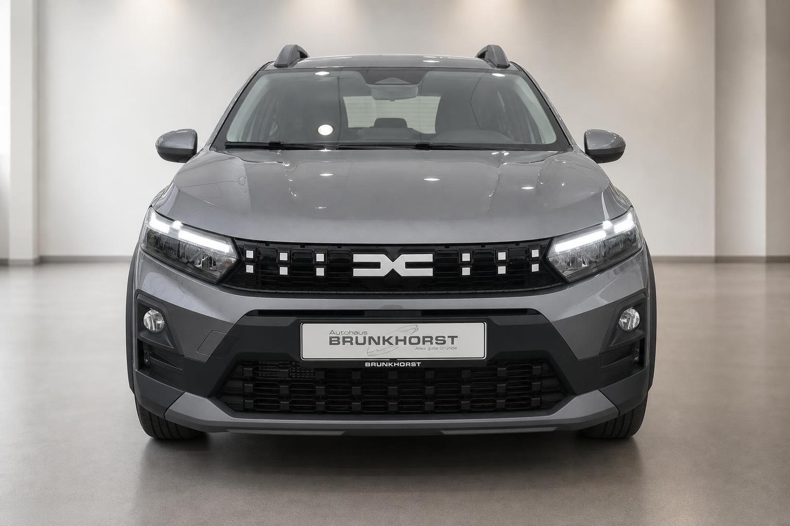 Dacia Sandero in Grau von vorne - markante Front mit schwarzem Kühlergrill und LED-Beleuchtung