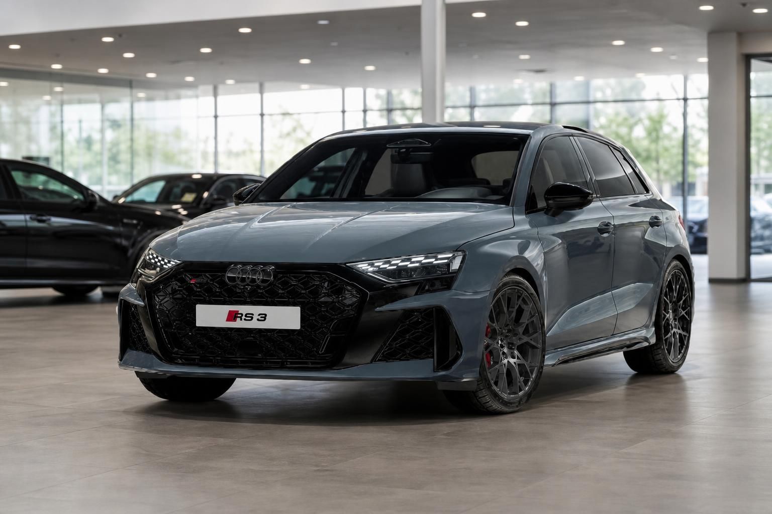 Audi RS3 Sportback grau Frontansicht mit Sportfelgen im Showroom