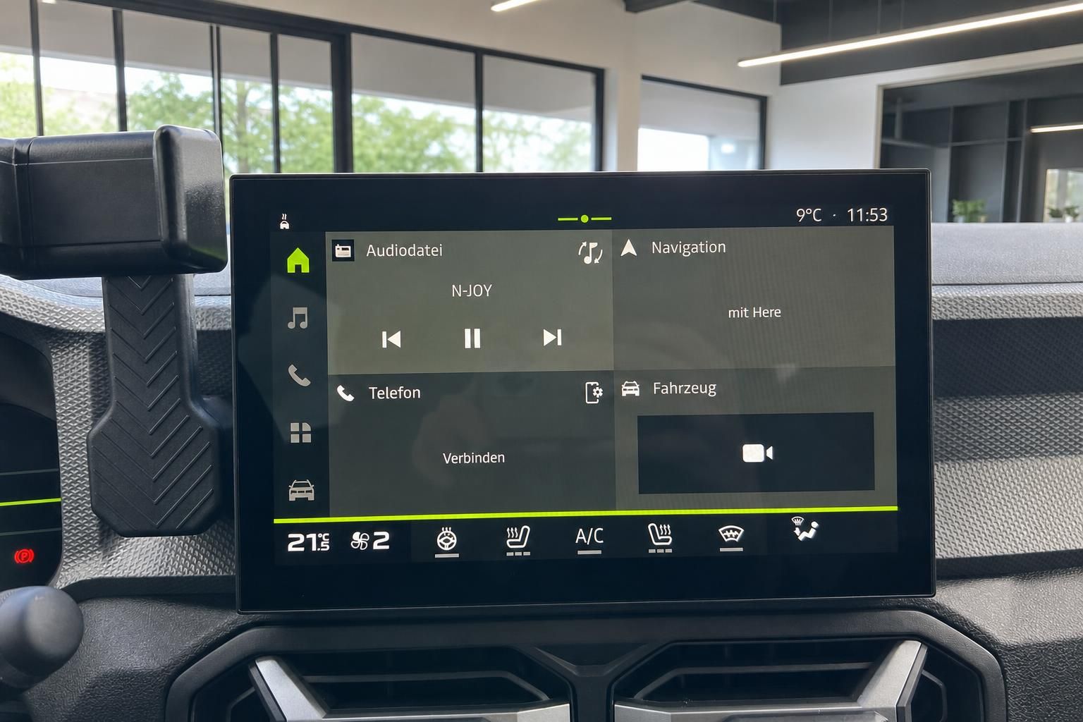 Fahrzeug Infotainment-Display mit Navigation und Klimasteuerung