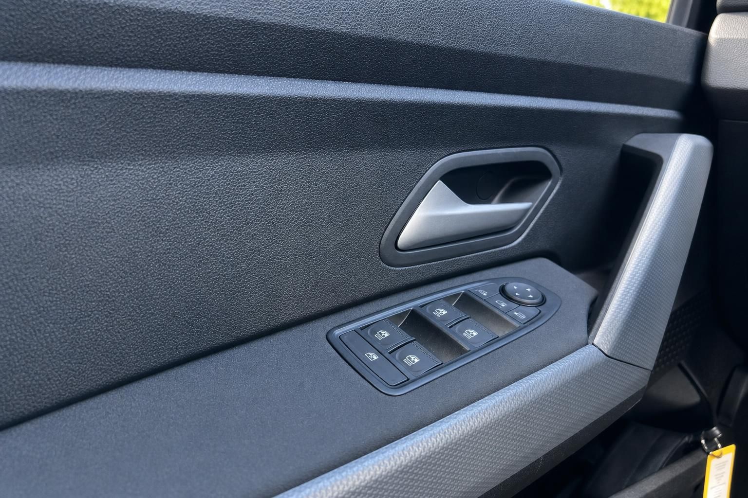 Fahrzeug Türverkleidung mit elektrischen Fensterhebern und Türgriff