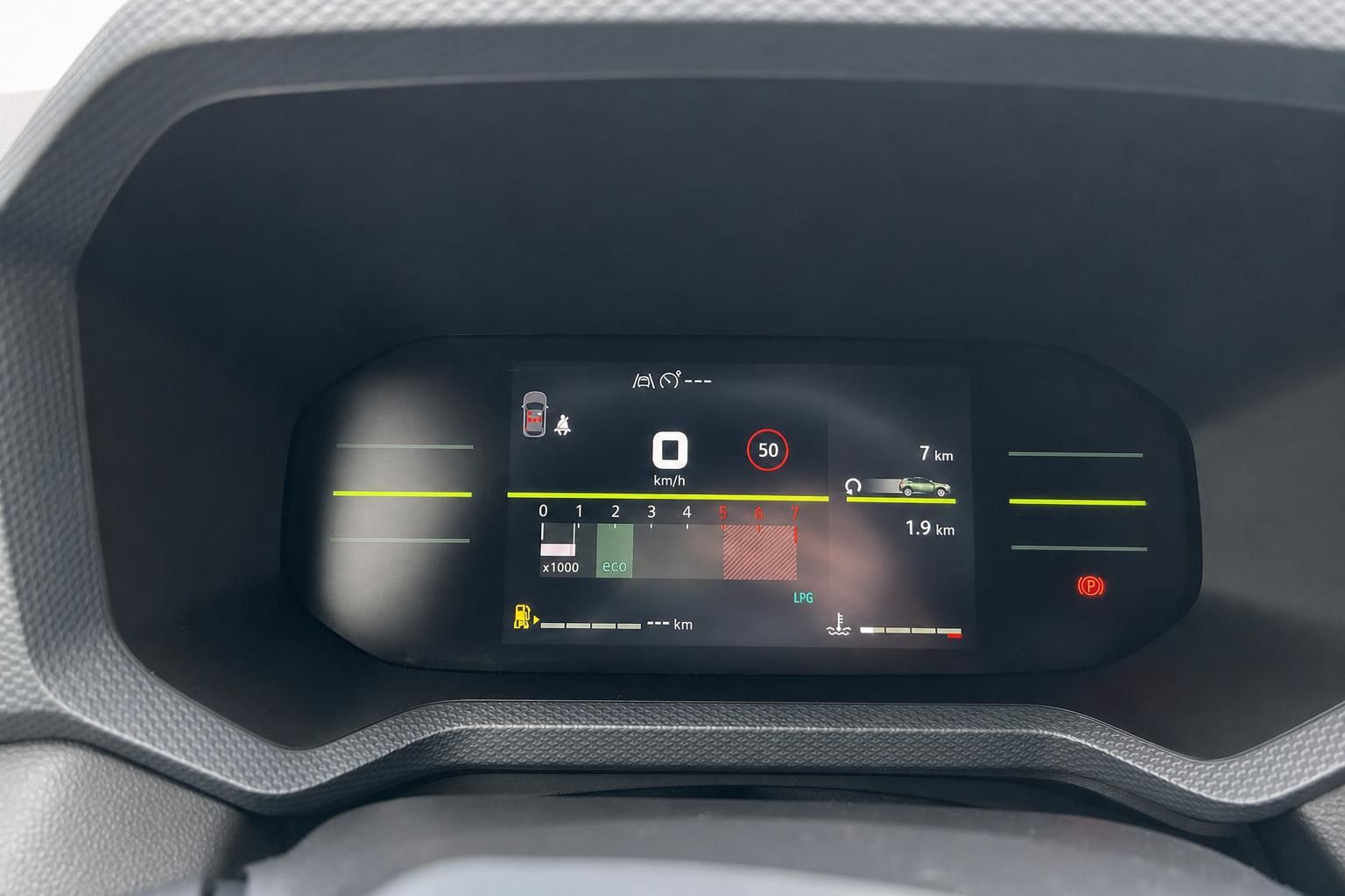 Digitales Armaturenbrett mit Tacho und Fahrerassistenzsystemen im modernen Fahrzeug-Cockpit
