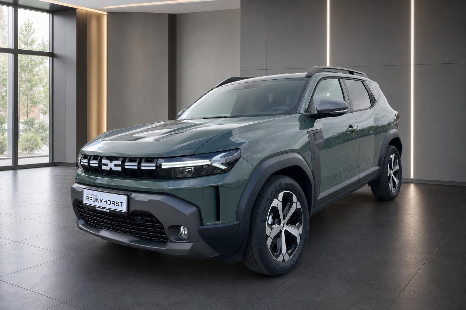 Dacia SUV grün seitliche Dreiviertelansicht im modernen Autohaus mit großen Fenstern und Showroom-Beleuchtung