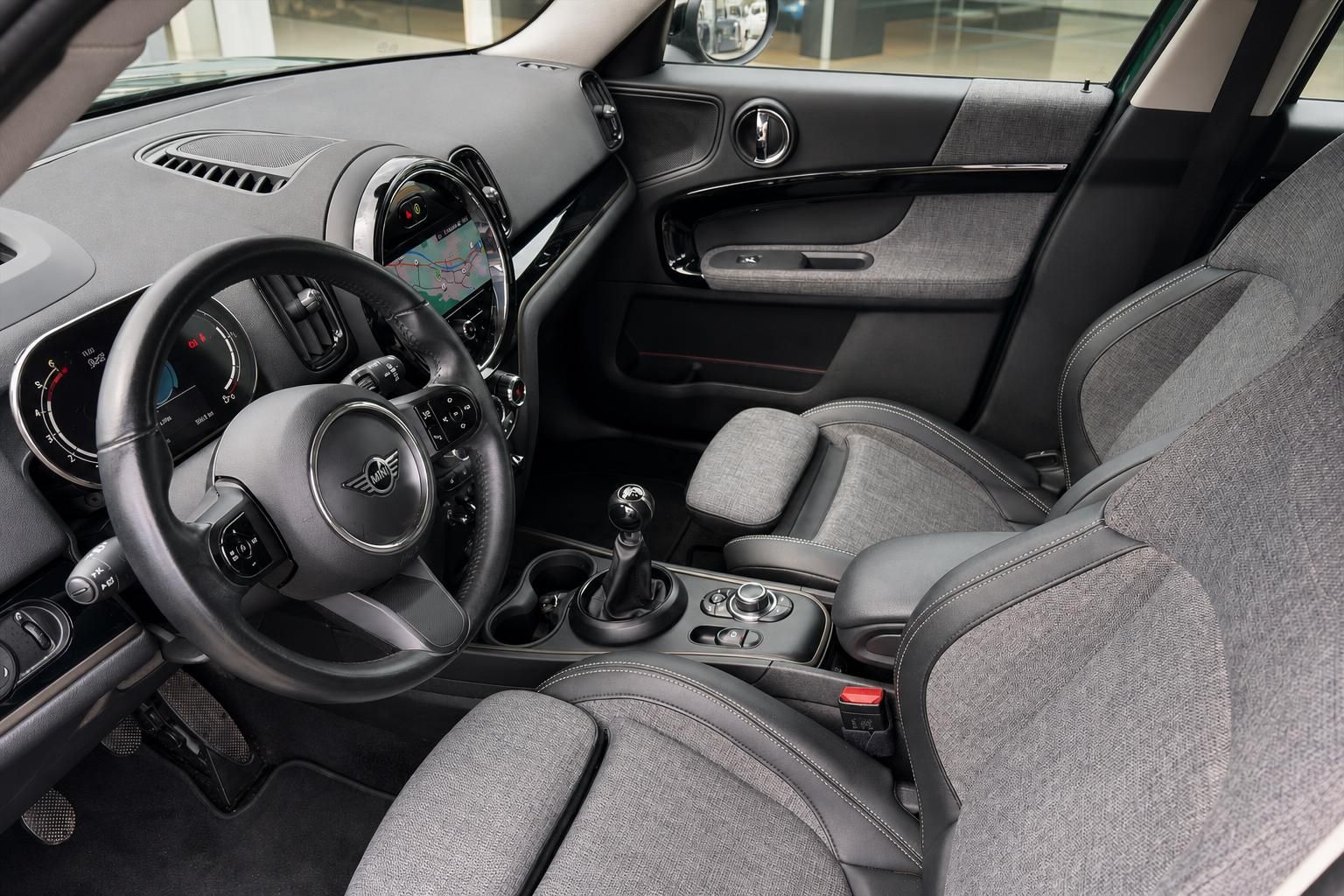 MINI Cockpit mit Lenkrad, Schaltung und Vordersitzen im Innenraum