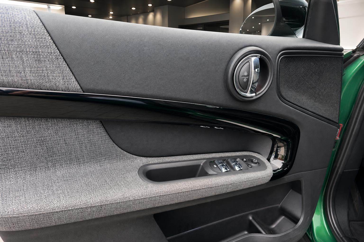 MINI Türverkleidung mit Stoffbezug und Bedienelementen im Detail