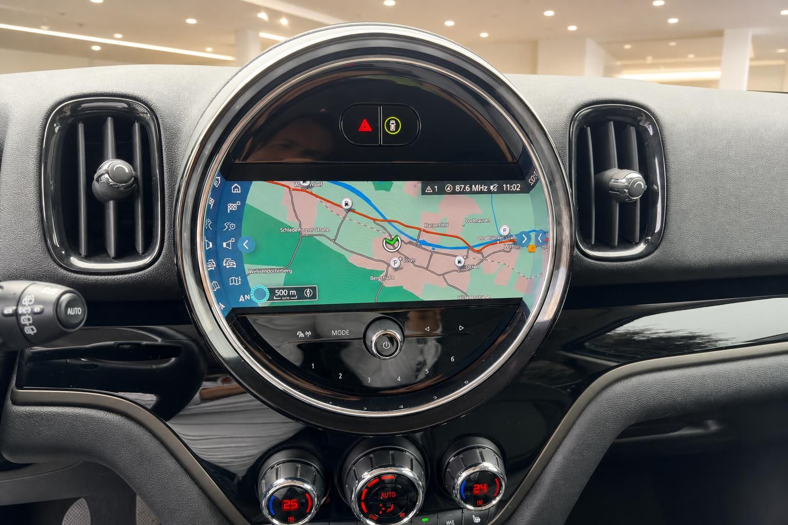 MINI Navigationssystem mit rundem Display und Bedienelementen