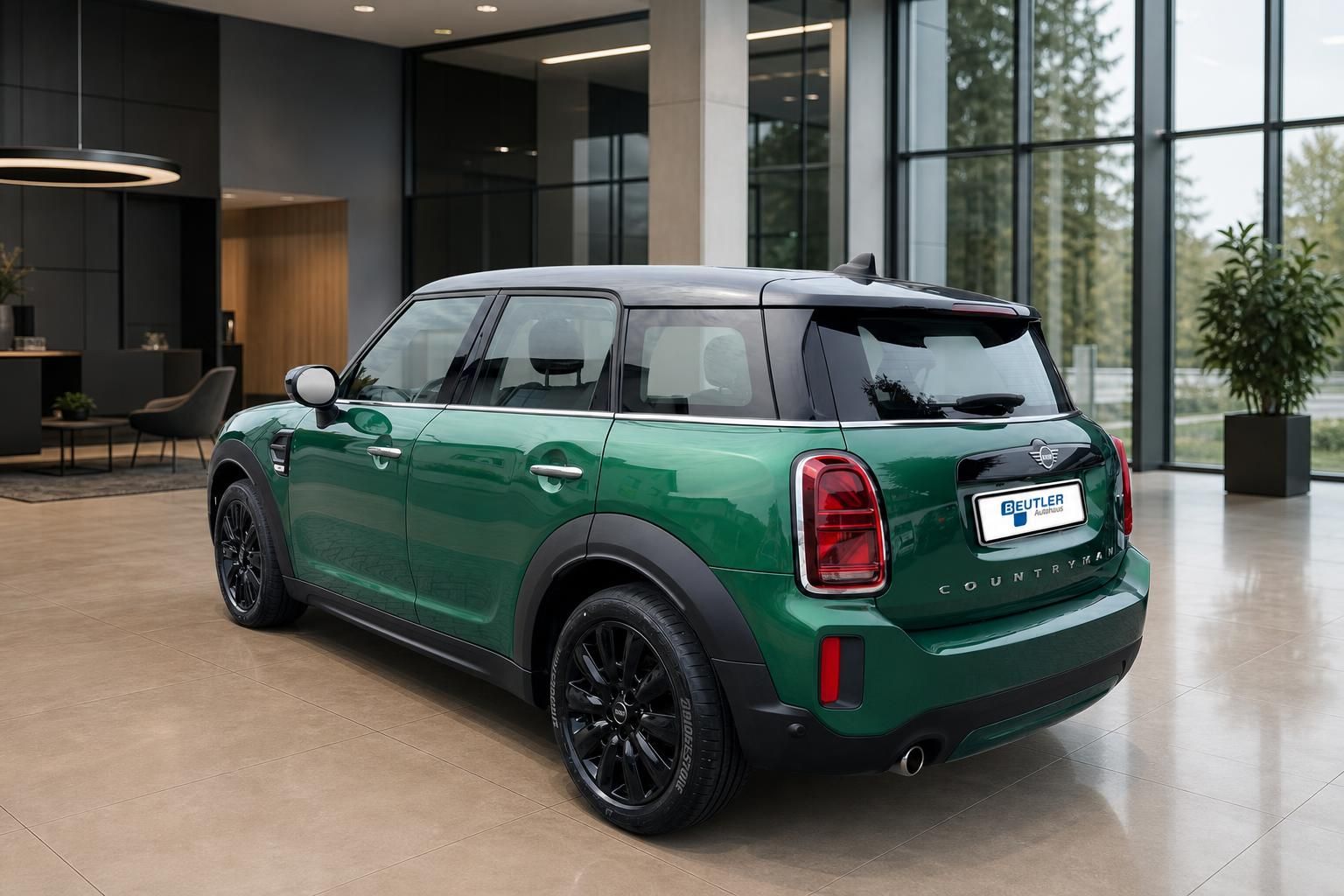 MINI Countryman gruen Heckansicht seitlich im Autohaus