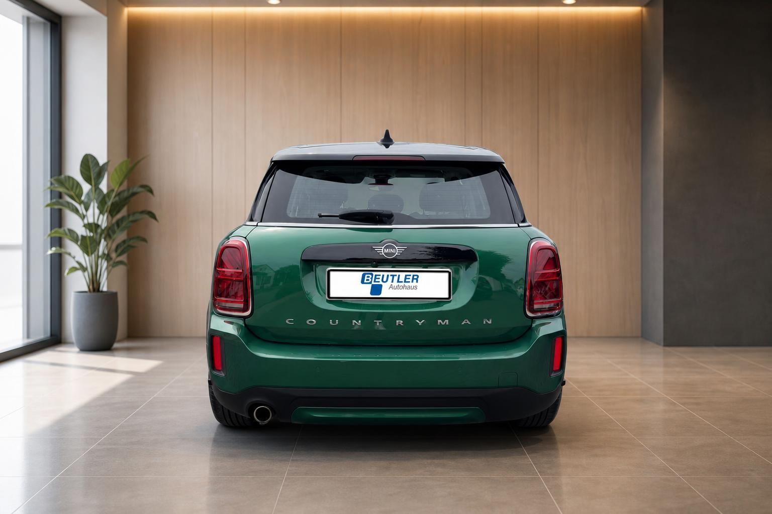 MINI Countryman gruen Heckansicht frontal im Showroom