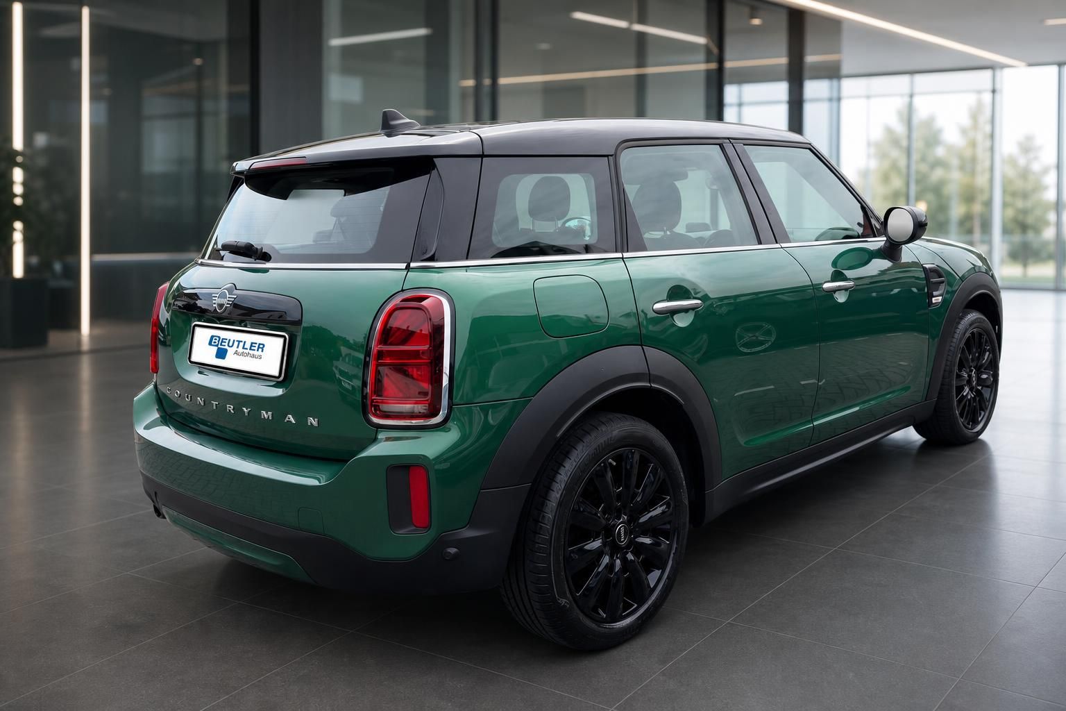 MINI Countryman gruen Heckansicht schraeg im Showroom