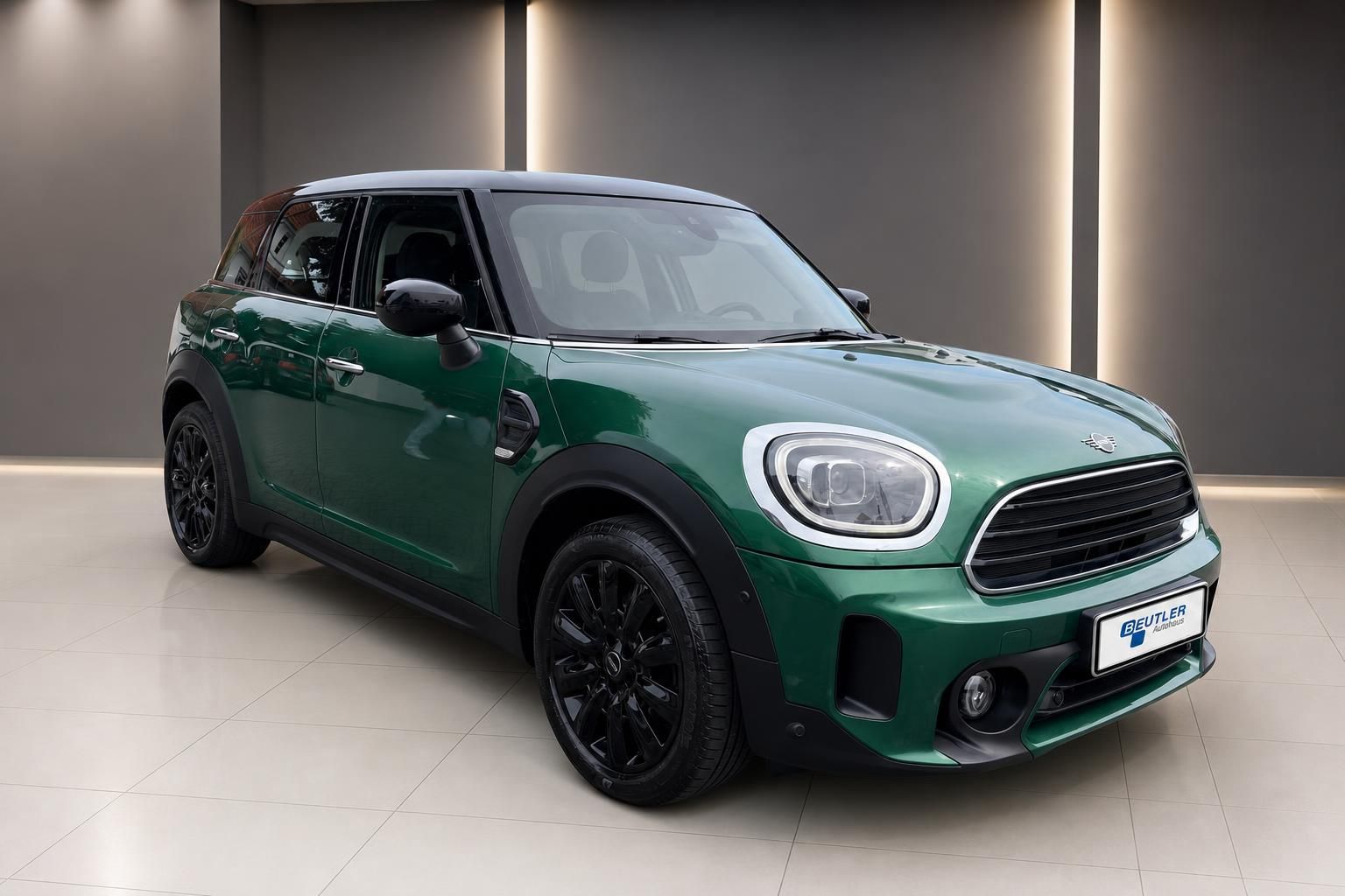 MINI Countryman gruen Frontansicht mit schwarzen Felgen beim Haendler