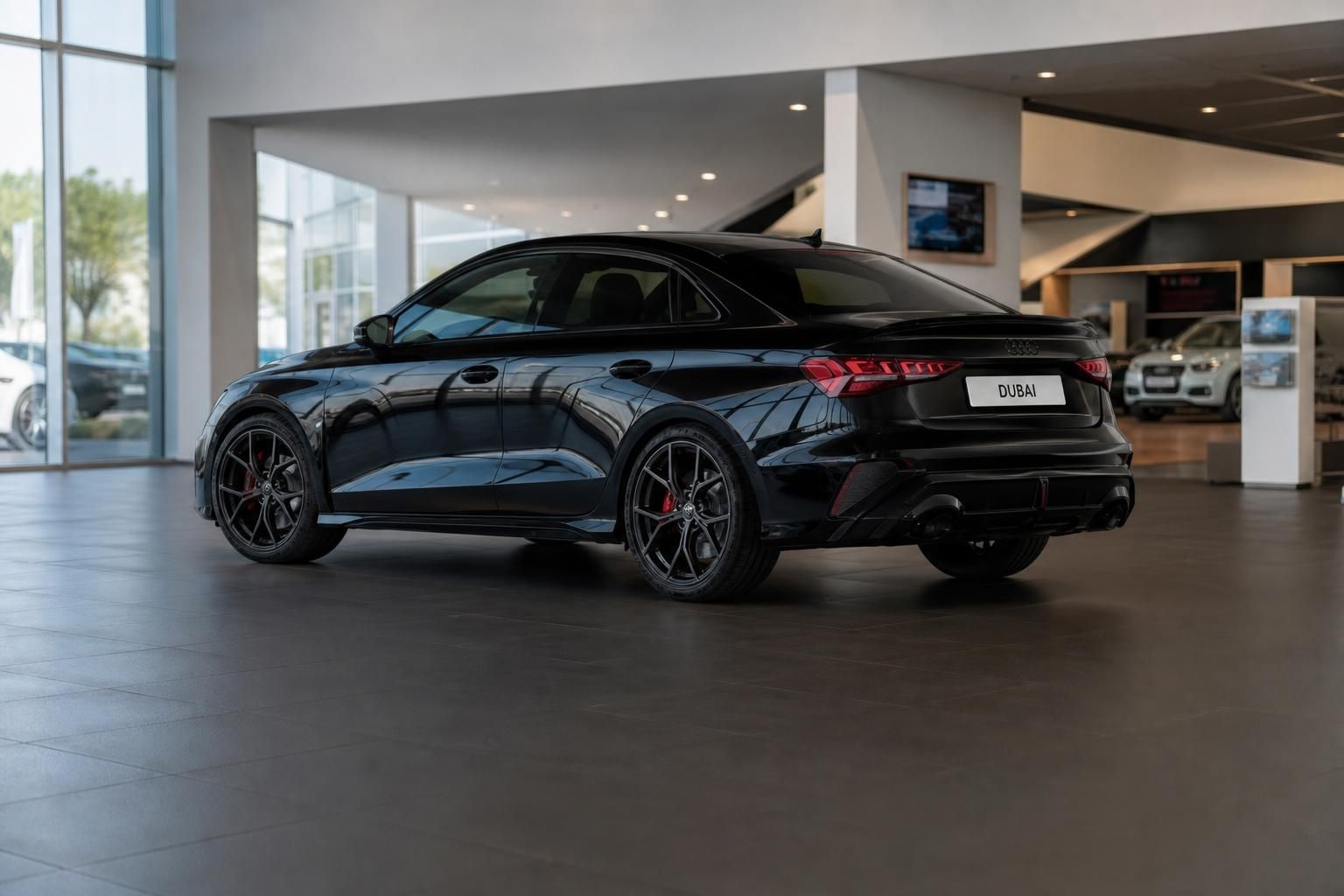 Audi RS3 in Schwarz, Heckansicht im Autohaus-Showroom Dubai
