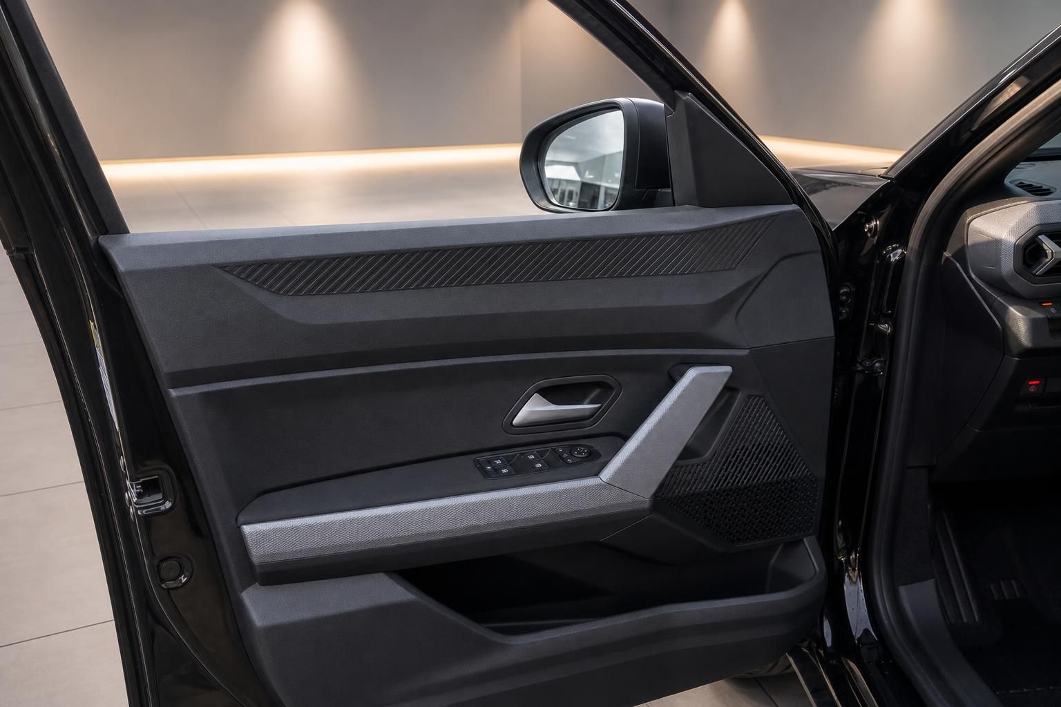 Türverkleidung und Innenraum eines Fahrzeugs mit Carbon-Optik und Fensterheber-Bedienung