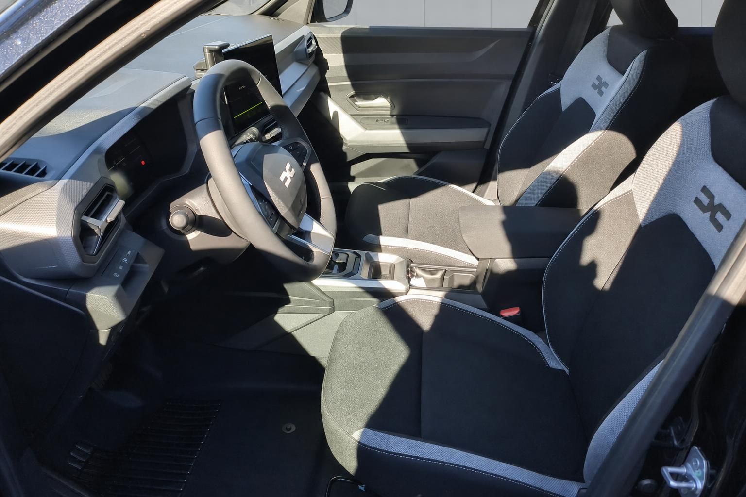 Dacia Fahrzeuginnenraum mit zweifarbiger Sitzausstattung und modernem Armaturenbrett