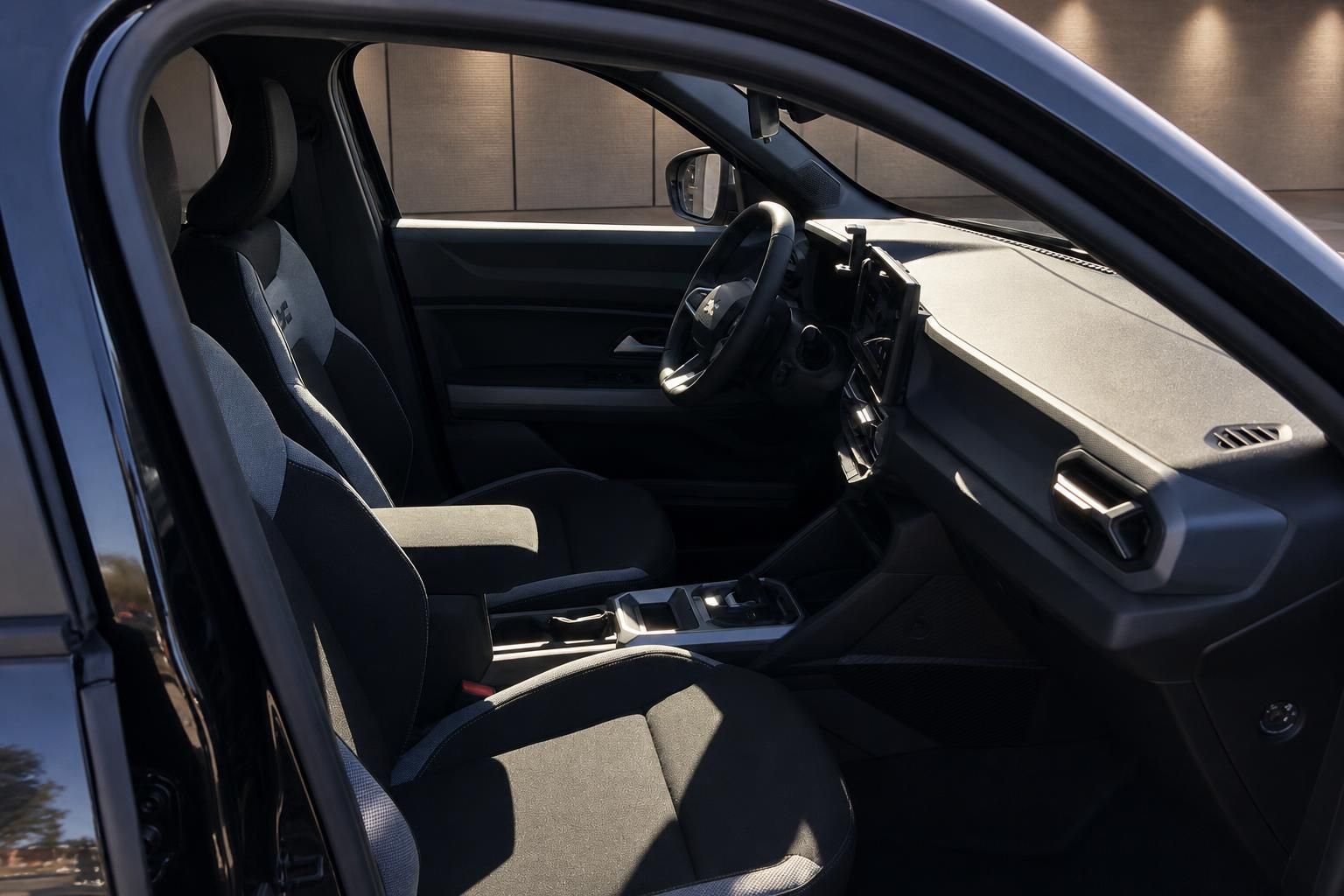 Moderner Fahrzeuginnenraum mit schwarzen Sitzen und elegantem Dashboard-Design