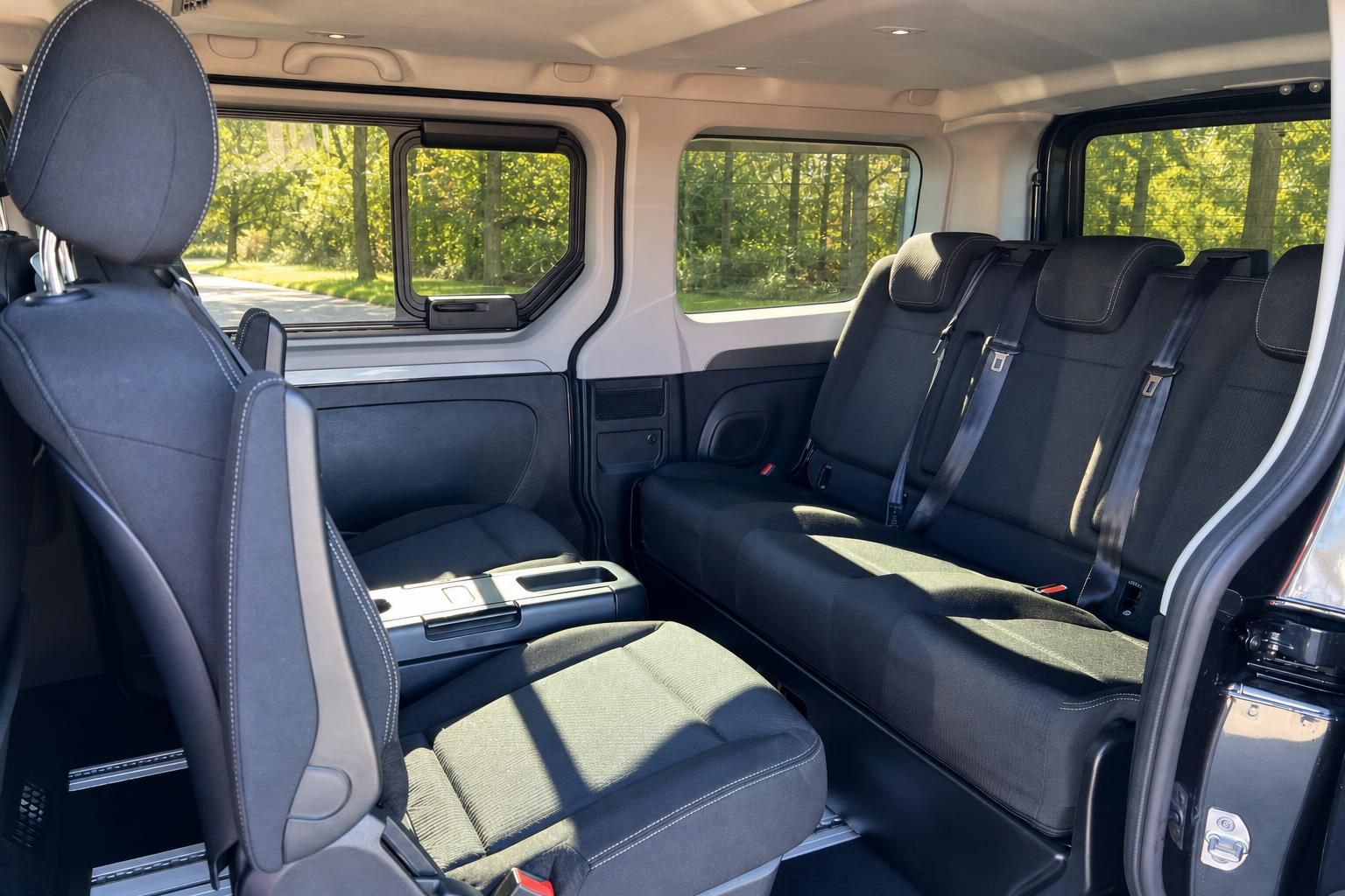 Renault Fahrzeug Rücksitzbereich mit schwarzer Sitzausstattung und Fensterpanorama