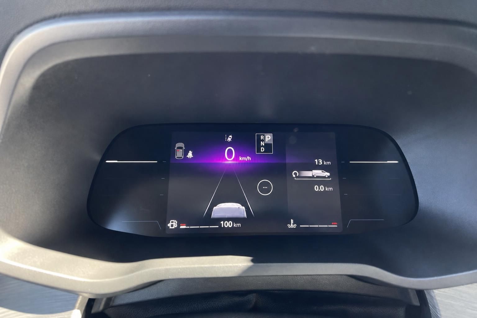 Digitales Fahrzeug Kombiinstrument Display mit Geschwindigkeit Reichweite und Navigationsdaten