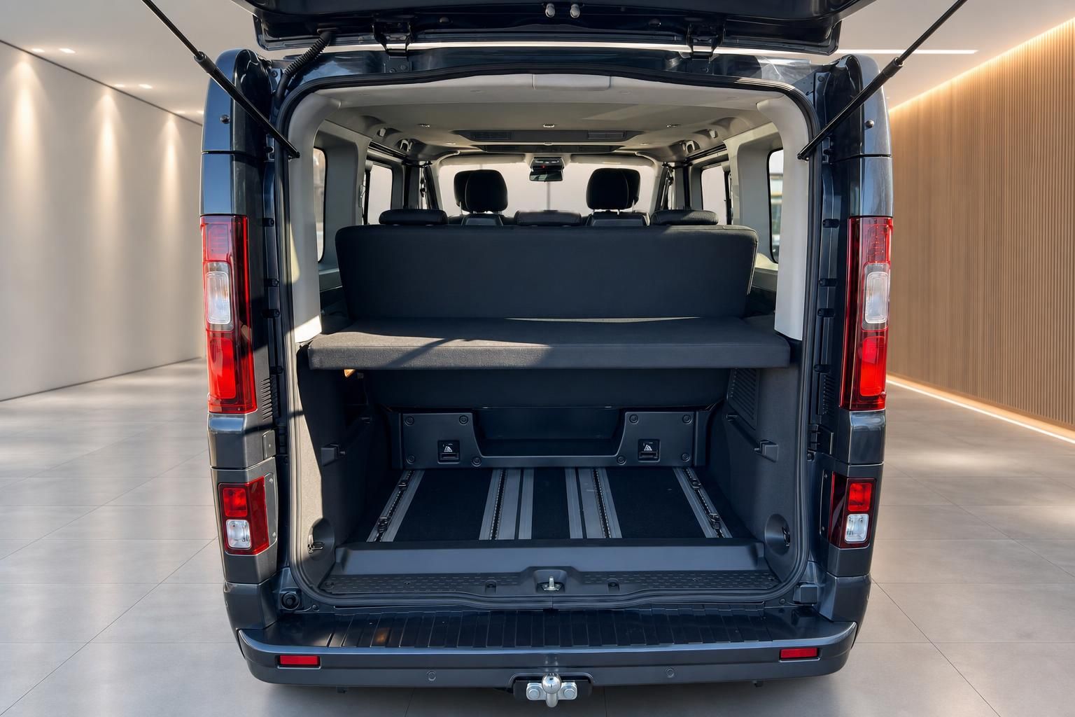 Renault Transporter Laderaum geöffnet mit Sitzbank und flexiblem Stauraum System