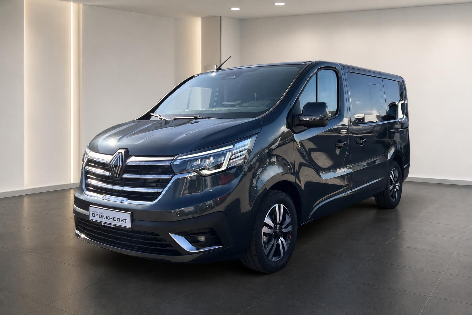 Renault Van grau in modernem Ausstellungsraum - Seitenansicht von vorne links