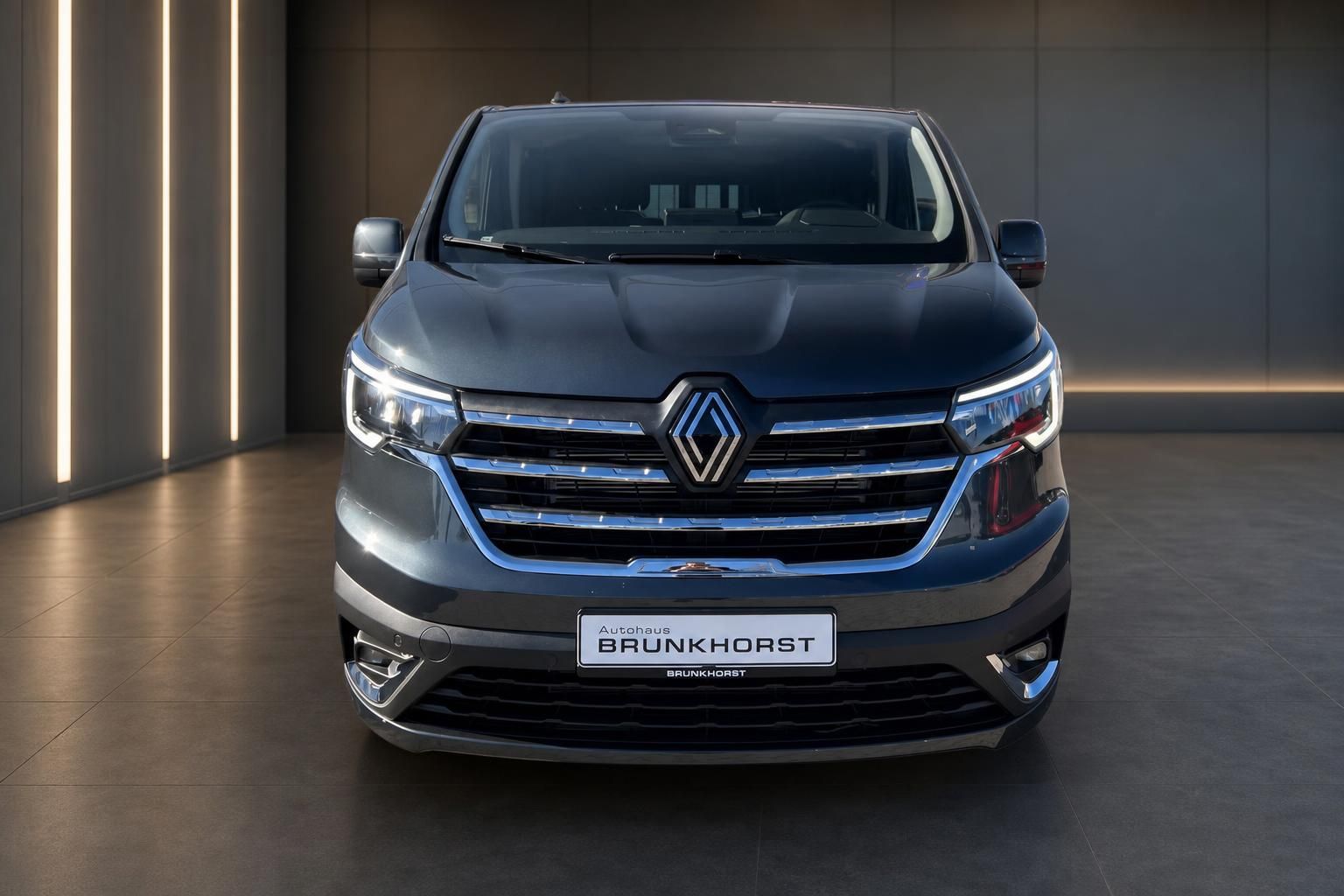 Renault Van grau - Frontansicht mit LED-Scheinwerfern und Kühlergrill