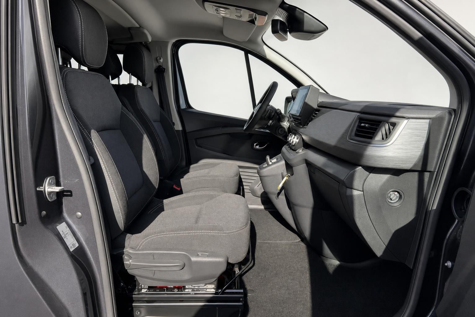 Renault Innenraum mit grauen Sitzen, Mittelkonsole und Beifahrerbereich von der Seite