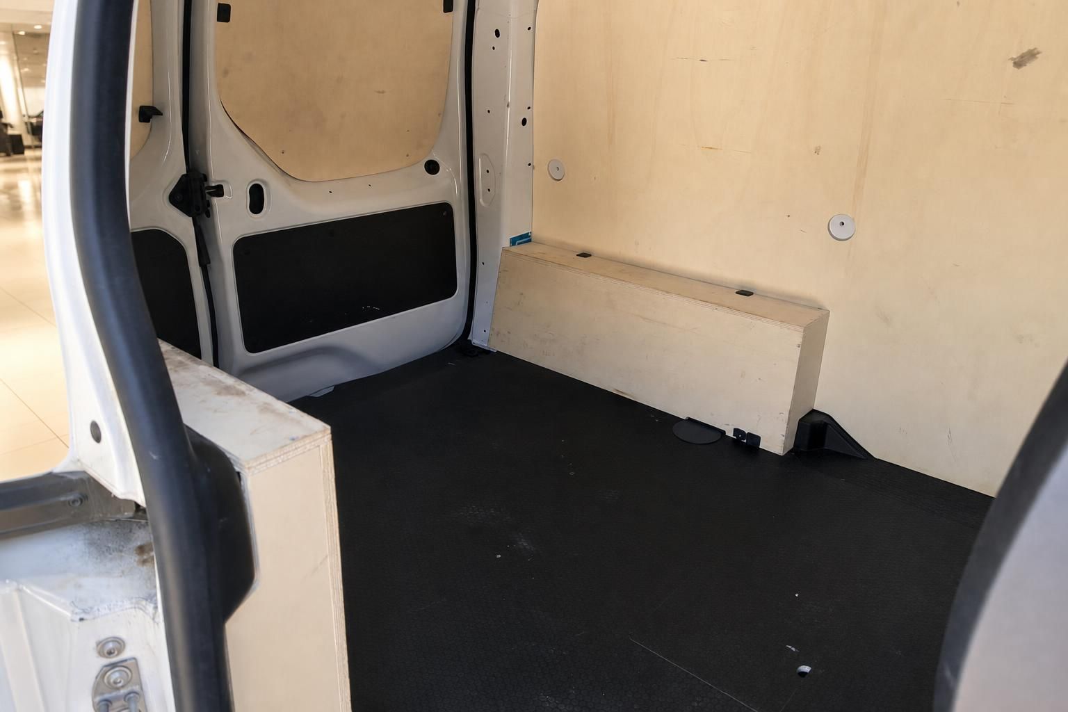 Nissan Nutzfahrzeug Laderaum mit Holzverkleidung und schwarzem Boden
