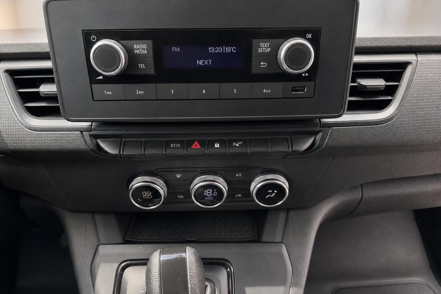Fahrzeug Armaturenbrett mit Radio, Klimaanlage und Schaltknauf Detail