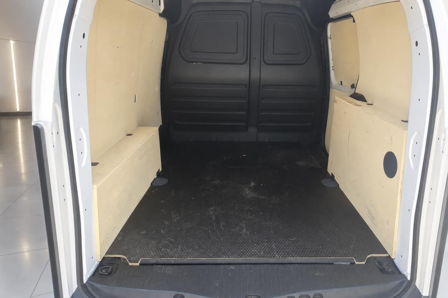Laderaum Transporter mit Holzregalen und rutschfester Bodenmatte - Innenansicht