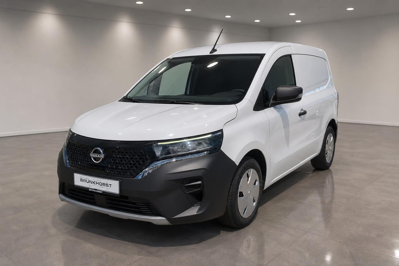 Weißer Nissan Townstar Transporter in modernem Showroom - Seitenansicht